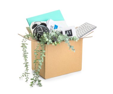 Beyaz arka planda ofis malzemeleri olan karton taşınma kutusu