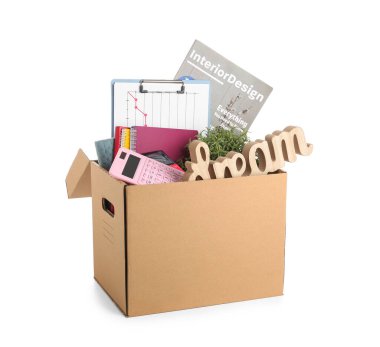 Beyaz arka planda ofis malzemeleri olan karton taşınma kutusu