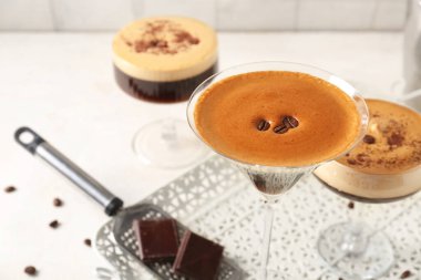 Beyaz arka planda lezzetli espresso kokteyli dolu tepsi, yakın plan.
