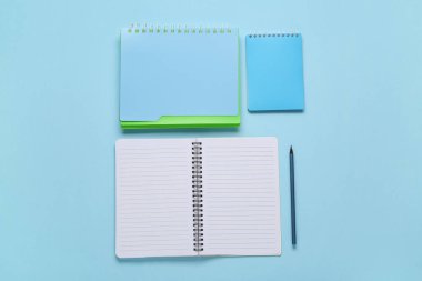 Mavi arkaplan üzerine farklı dizüstü kitaplara sahip kompozisyon