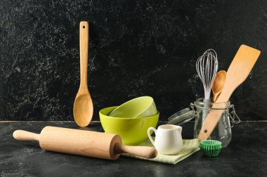 Siyah grunge arka planında farklı pişirme gereçleri