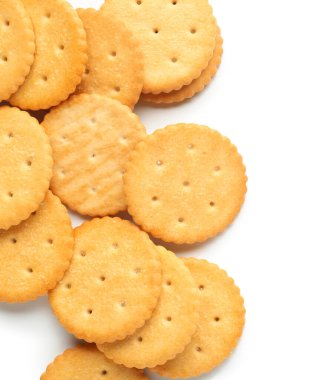 Beyaz arka planda izole edilmiş leziz krakerler, yakın plan