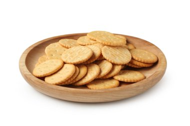 Beyaz arka planda izole edilmiş lezzetli krakerleri olan ahşap tabak, yakın plan.