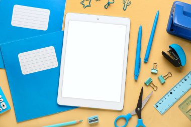 Bej arka planda tablet bilgisayarlı okul kırtasiyesi seti, yakın plan