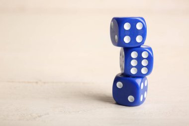 Mavi oyun beyaz ahşap zemin üzerinde oynanır