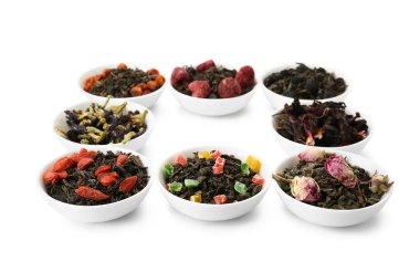 Beyaz arka planda farklı meyve çayları olan kaseler