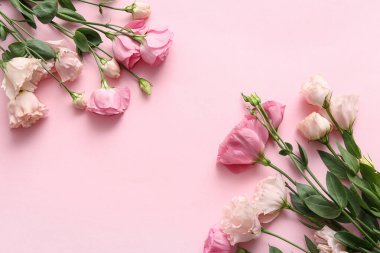 Pembe arka planda güzel Eustoma çiçeklerinden yapılmış çerçeve