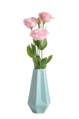 Beyaz arka planda izole edilmiş güzel Eustoma çiçekleri olan vazo