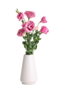 Beyaz arka planda izole edilmiş güzel Eustoma çiçekleri olan vazo