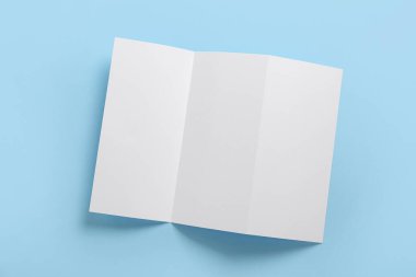 Mavi arkaplanda boş broşür, yakın plan