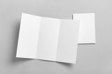 Beyaz arkaplanda farklı boş broşürler