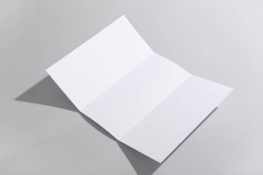 Beyaz arkaplan üzerine boş broşür, yakın plan