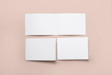 Bej arkaplan üzerine boş broşürler