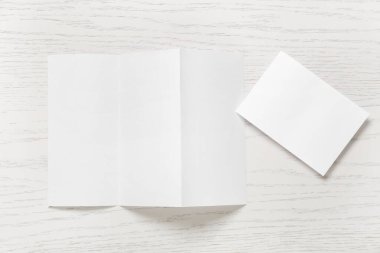 Beyaz ahşap zemin üzerine boş broşürler