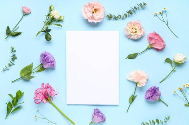 Boş kağıt sayfa ve mavi arkaplanda farklı çiçekler ile kompozisyon