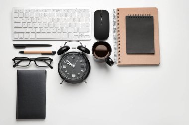 Alarmlı saat, bir fincan kahve, beyaz arka planda bilgisayar klavyesi ve fare bileşimi