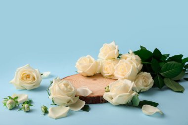 Mavi arka planda güzel beyaz gül çiçekleri olan ahşap tahta.