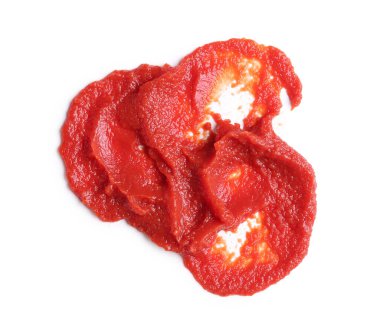 Beyaz arkaplanda kırmızı domates ezmesi izleri