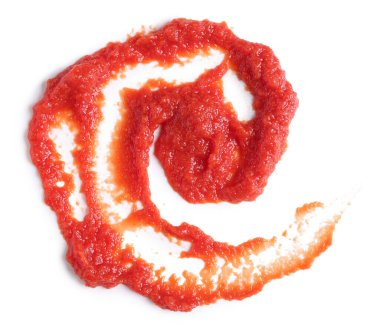 Beyaz arka planda taze domates ezmesi lekesi