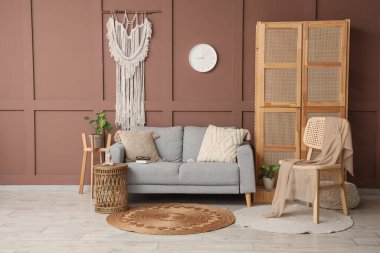 Rattan dolabı, hasır sandalye ve oturma odasının içindeki rahat kanepe.