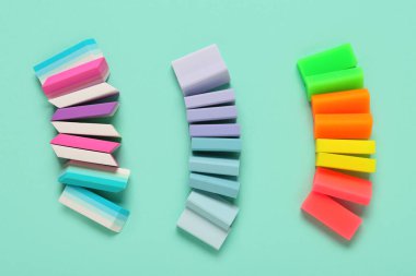 Turkuaz arka planda renkli silgi dizileri