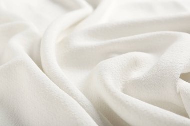 Arkaplan olarak beyaz buruşuk kumaş dokusu