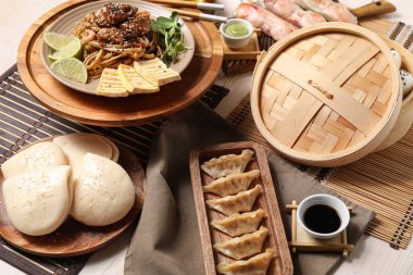 Hafif ahşap masada lezzetli Çin yemekleri.