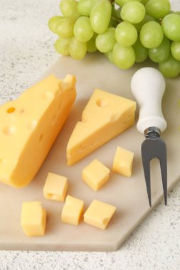 Hafif arka planda lezzetli İsviçre peyniri olan tahta