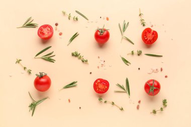Bej arka planda olgun kiraz domatesli ve baharatlı kompozisyon