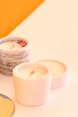 Mumları ve dekorasyonu olan tutucular masada, yakın plan.