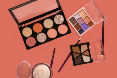 Pembe arka planda allık ve fırçalarla güzel paletler.