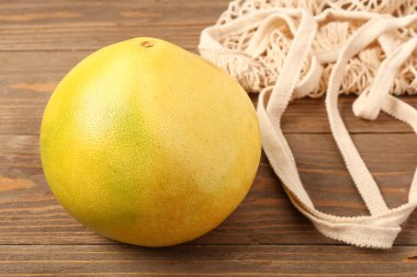 Ahşap arka planda sicim torbası olan taze çiçek.