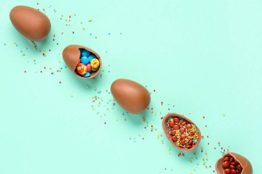 Turkuaz arka planda şekerli Paskalya yumurtaları