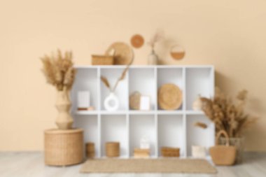 Vazolarda sahanlık ünitesi ve otlar olan bulanık bir oda.