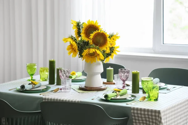 Yemek odasında ayçiçekleriyle servis edilen masa.