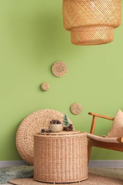 Çam kozalaklı hasır sehpa ve şenlikli oturma odasında küçük köknar ağacı.