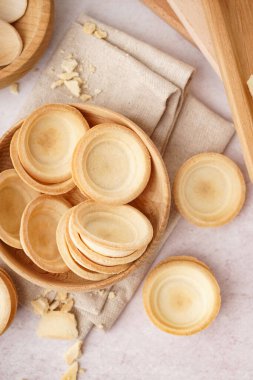 Açık arkaplanlı ev yapımı tartlarla kase