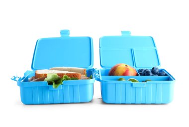 Beslenme çantaları beyaz arka planda izole edilmiş lezzetli yiyecekler.