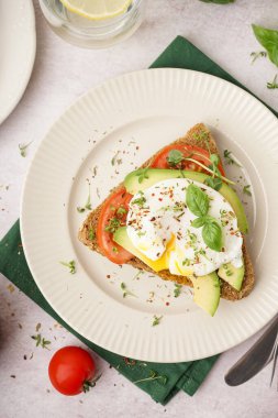 Hafif arka planda yumurtalı lezzetli sandviç tabağı.