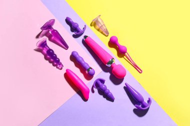 Renkli arka planda birçok farklı seks oyuncağı