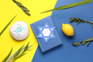 Dört tür (lulav, hadas, arava, etrog) Sukkot festival sembolleri, Torah, kippah ve kağıt David yıldızı olarak renklendirildi