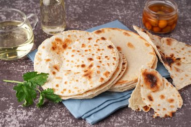 Gri arka planda lezzetli pita ekmeği