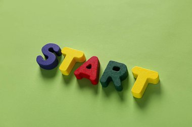 Yeşil arkaplanda sözcük Başlat