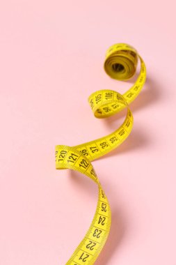 Pembe arka planda sarı mezura