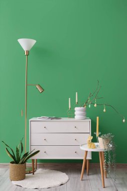 Lamba, klozet ve Paskalya dekorlu odanın içi