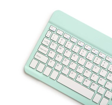 Beyaz arkaplanda modern kablosuz klavye