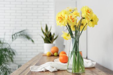 Mutfakta bir buket nergis var.