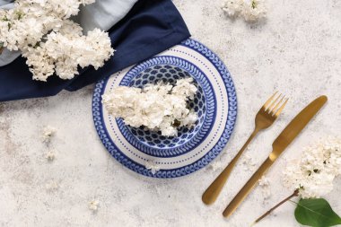 Grunge arka planında beyaz leylak çiçekleri olan güzel masa ayarları