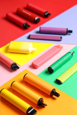 Renkli arka planda farklı elektronik sigaralar