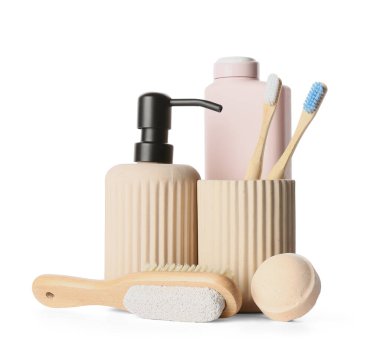 Beyaz arkaplanda banyo aksesuarları